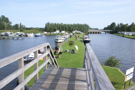 Foto Zwaagwesteinde (De Westereen) - Jachthaven 't Eibe
