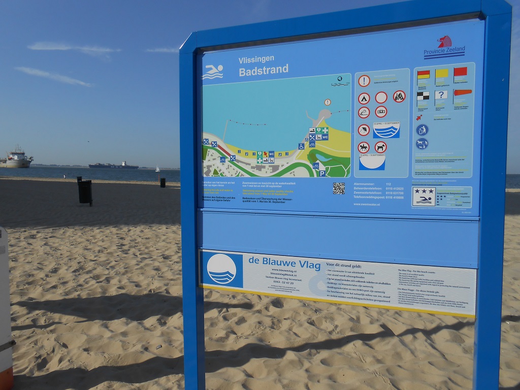 Het informatiebord bij zwemlocatie Badstrand Vlissingen