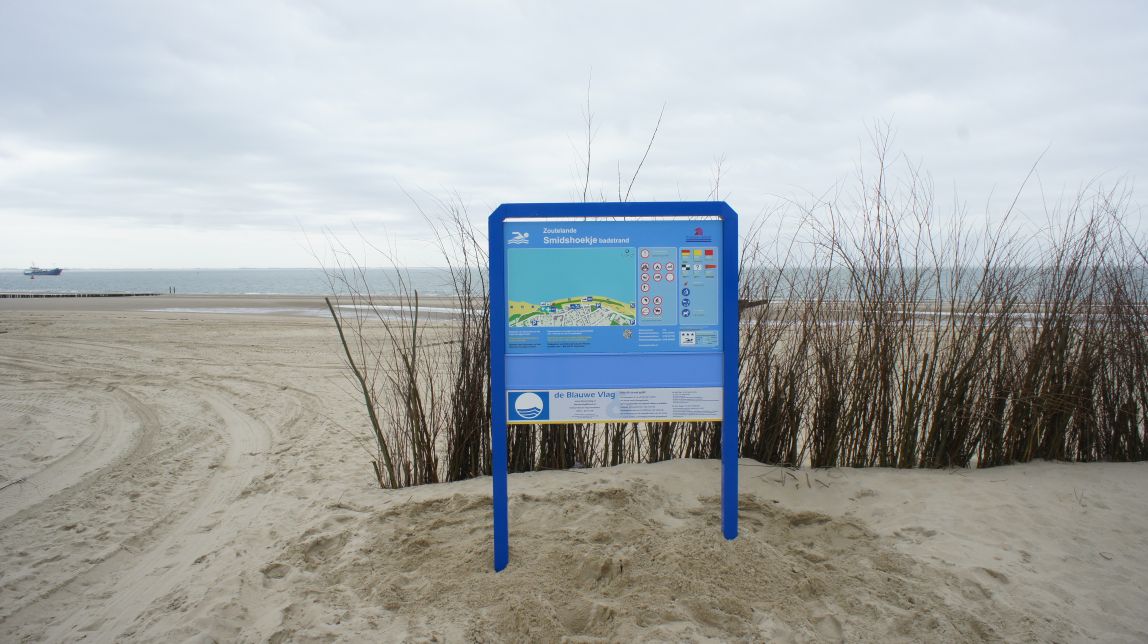Het informatiebord bij zwemlocatie Zoutelande, overgang Bramendal