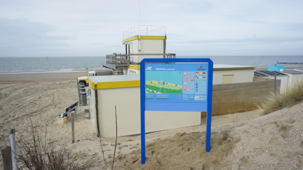 Het informatiebord bij zwemlocatie Dishoek, overgang Kaapduin
